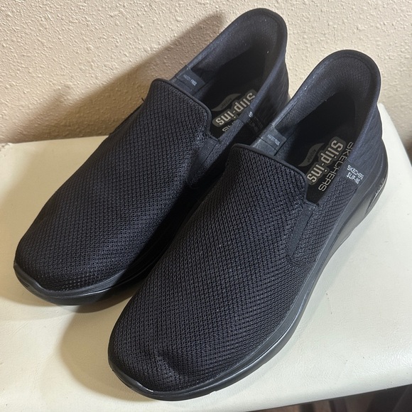 Skechers go walk Arch-fit Togpath sneakers Size 12